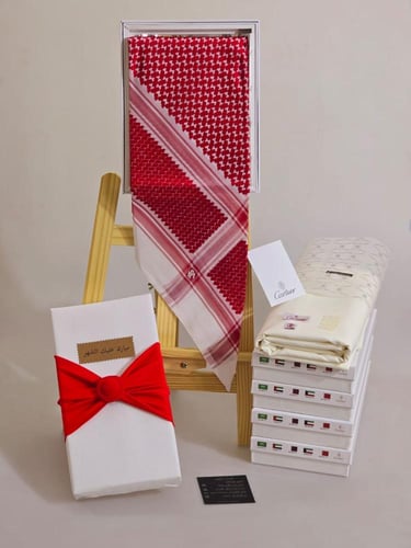 هدية رجالي قماش مع شماغ كارتير