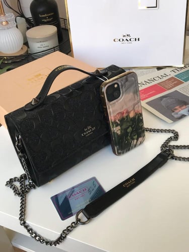 شنطة نسائية ماركة كوتش لون اسود