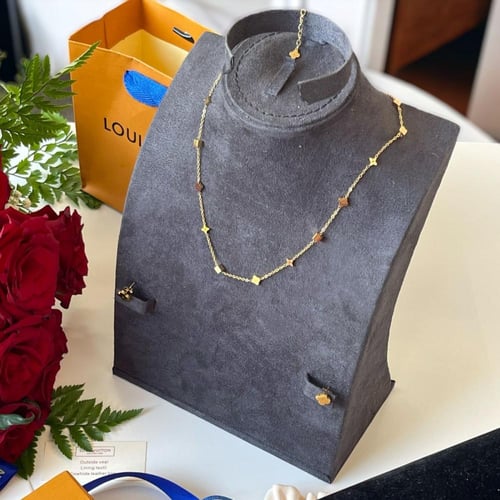 طقم لويس فيتون سلسال وحلق مع سوارة