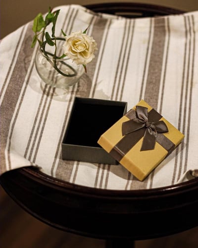 تعليقة سيارة شكل ذيب مع الاسم الدعاء