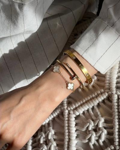 طقم اساور نسائية ماركة مع الملحقات