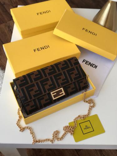 شنط فندي مع الملحقات - أناقة حصرية