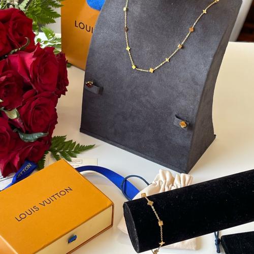 طقم لويس فيتون سلسال وحلق مع سوارة