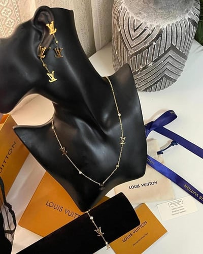 طقم مجوهرات سلسال لويس فيتون وحلق مع اسواره