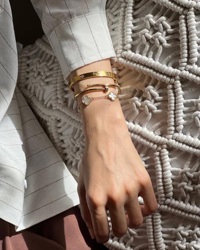 طقم اساور نسائية ماركة مع الملحقات