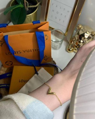 اسوارة لويس فيتون ذهبي مع الملحقات
