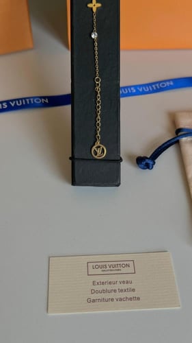 اسوارة لويس فيتون ذهبي مع الملحقات