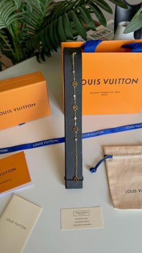 اسوارة لويس فيتون ذهبي مع الملحقات