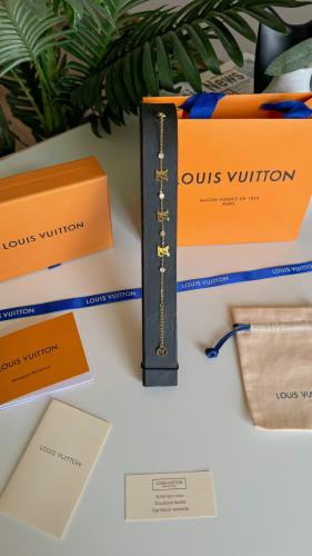اسوارة لويس فيتون ذهبي مع الملحقات