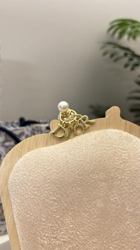 حلق ديور ذهبي