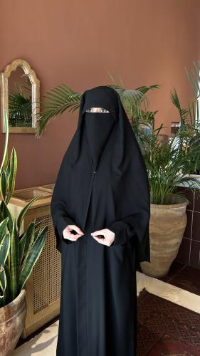 نقاب إمراتي وسط