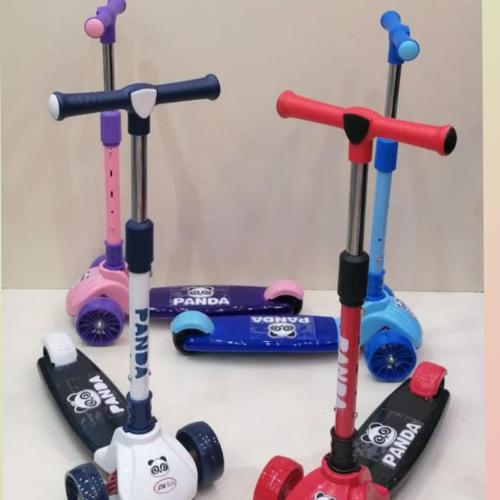 سكوتر دفع ثلاثي العجلات بتصميم قابل للطي