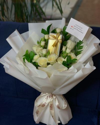 تنسيق ورد ابيض مع اضافة هدية بستاني