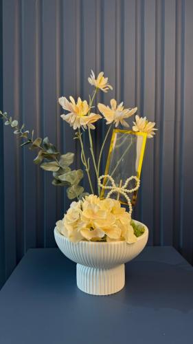 فازة ورد صناعي