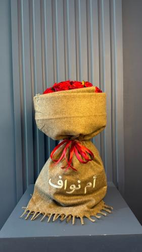 بوكيه ورد بسكارف شتوي مع تطريز الاسم