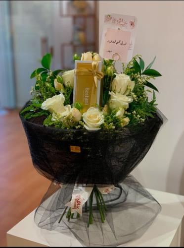 بوكيه ورد مع من الخيش مع اضافة بستاني