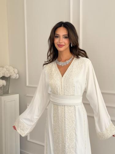 قفطان أبيض بأحجار