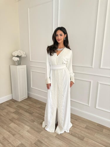 قفطان أبيض بأحجار