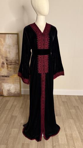 قفطان مخمل اسود بتطريز عنابي
