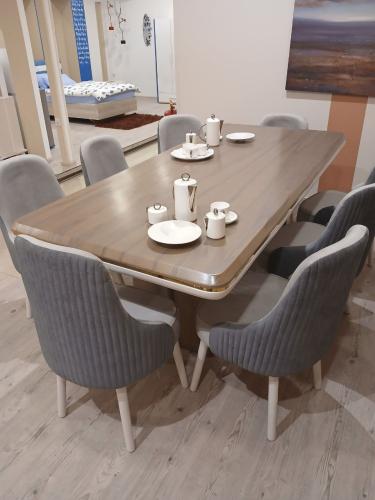 غرفة طعام 8 أشخاص