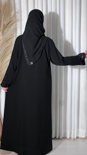 عباية مطرزة