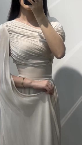 فستان طويل أنيق بلون بيج فاتح بتصميم كلاسيكي انسيا...