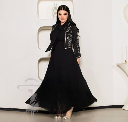 فستان باربي شيفون بتكسيره مع جاكيت اسود فخم