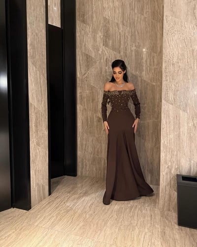 فستان بني باربي بأكتاف منسدلة