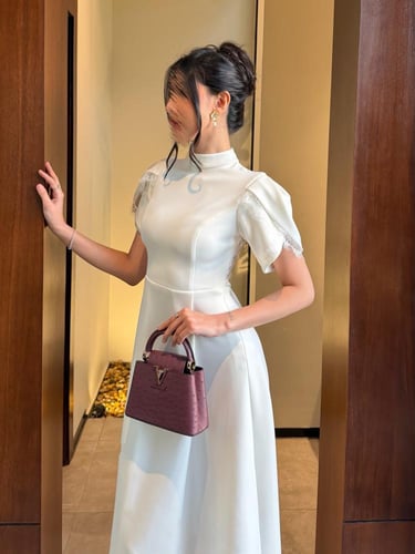 فستان كلاسيكي مزين بالدانتيل الفرنسي