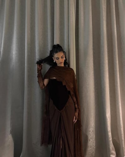 فستان سهرة بني دانتيل