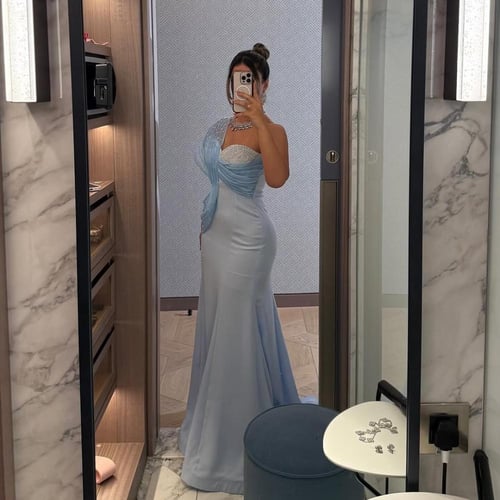 فستان سهرة بكورسيه يبرز جمال القوام