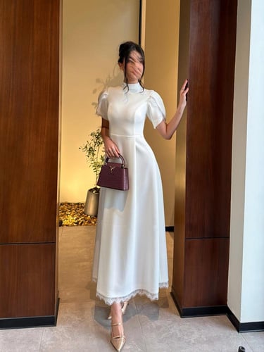 فستان كلاسيكي مزين بالدانتيل الفرنسي