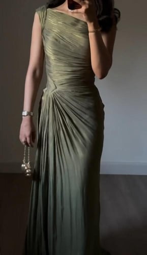 فستان بكسرات يجمع بين البساطة والأناقة