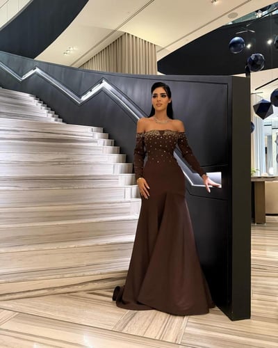 فستان بني باربي بأكتاف منسدلة