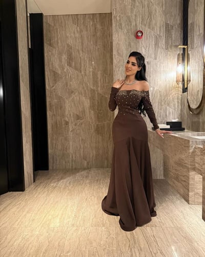 فستان بني باربي بأكتاف منسدلة