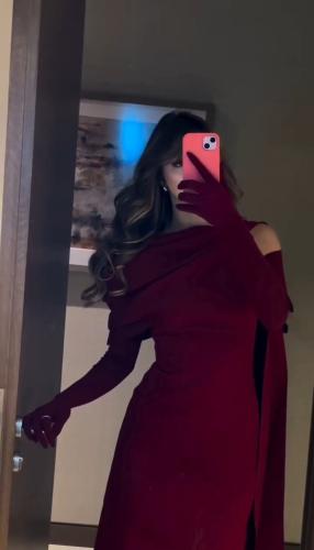 فستان سهرة برغندي مع قفازات