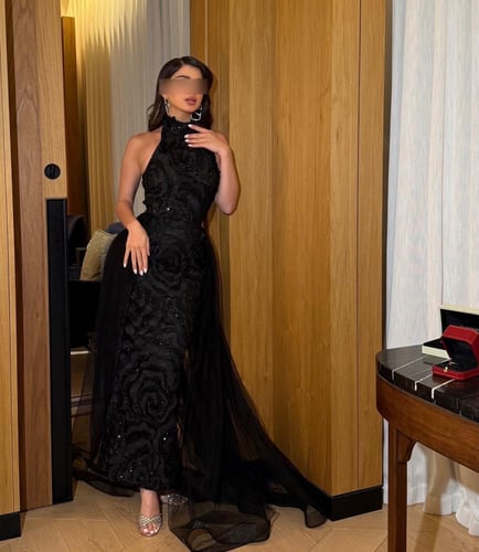 فستان سهرة أسود بذيل