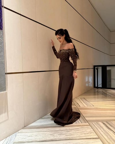 فستان بني باربي بأكتاف منسدلة