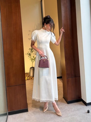 فستان كلاسيكي مزين بالدانتيل الفرنسي