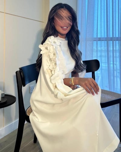 فستان أبيض بتصميم ناعم