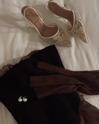 فستان سهرة بني دانتيل