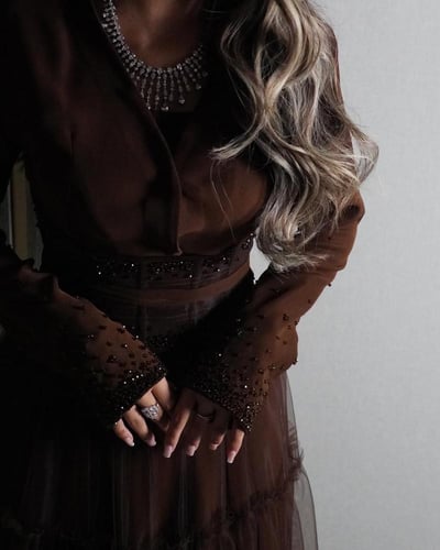 فستان بني يجمع بين الحشمة والأنوثة