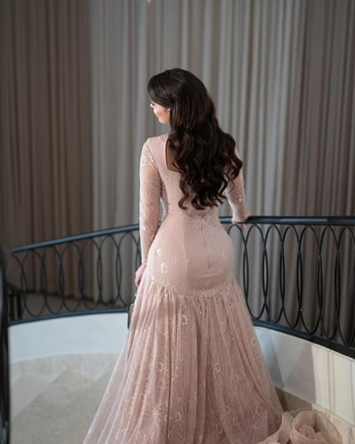 فستان سهرة دانتيل بتصميم فخم ولمسات راقية