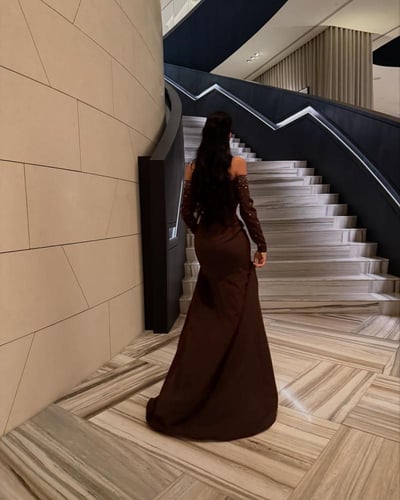 فستان بني باربي بأكتاف منسدلة