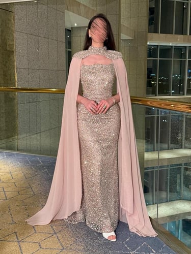 فستان سهرة باللون البيج المائل للوردي