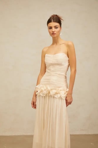 فستان طويل بقصة واسعه وطبقات مكشكشة