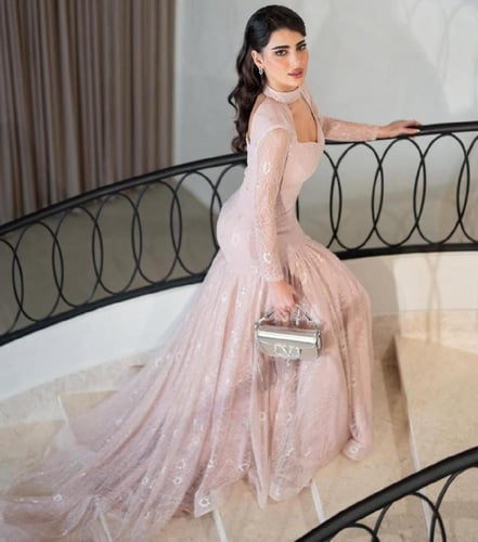 فستان سهرة دانتيل بتصميم فخم ولمسات راقية