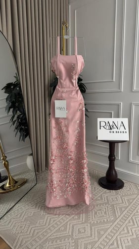 فستان وردي بزهور ثلاثية الأبعاد