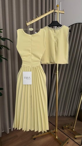 فستان أصفر فاخر بتفصيل راقي وجميل