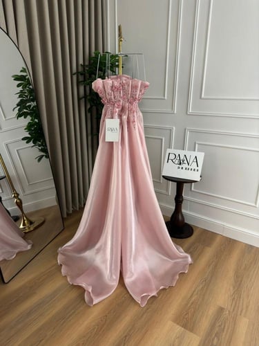 فستان وردي ملكي بحضور ناعم